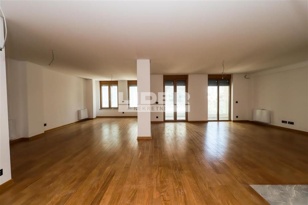 Stan Izdavanje Beograd Hram Svetog Save 261 m2