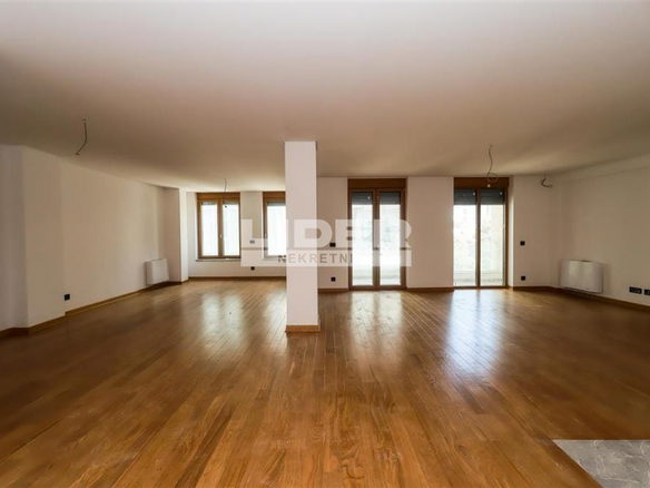 Stan Izdavanje Beograd Hram Svetog Save 261 m2