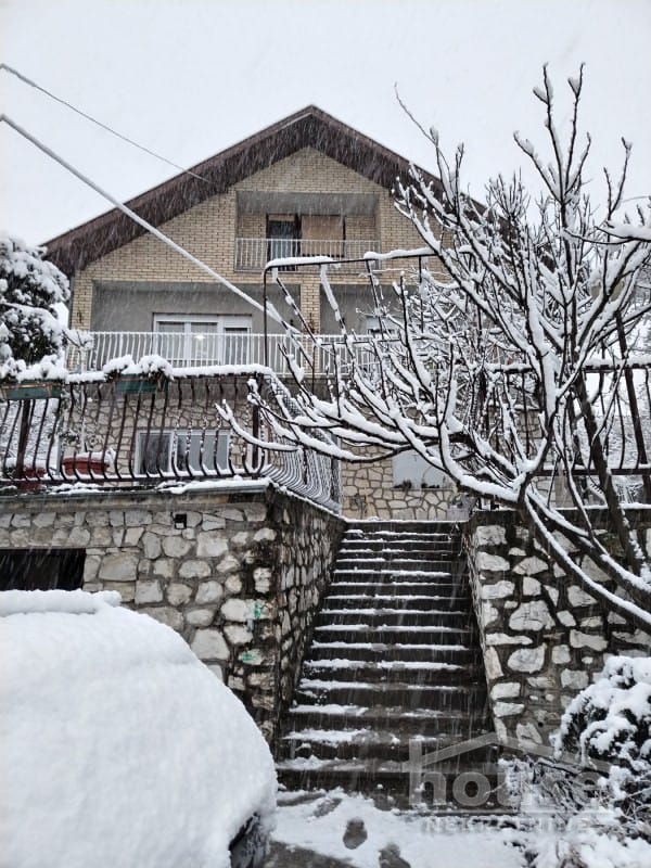 Kuća Prodaja Novi Sad  300 m2