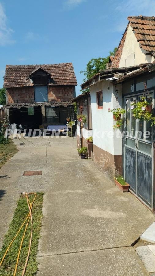 Kuća Prodaja Beograd Dobanovci 300 m2