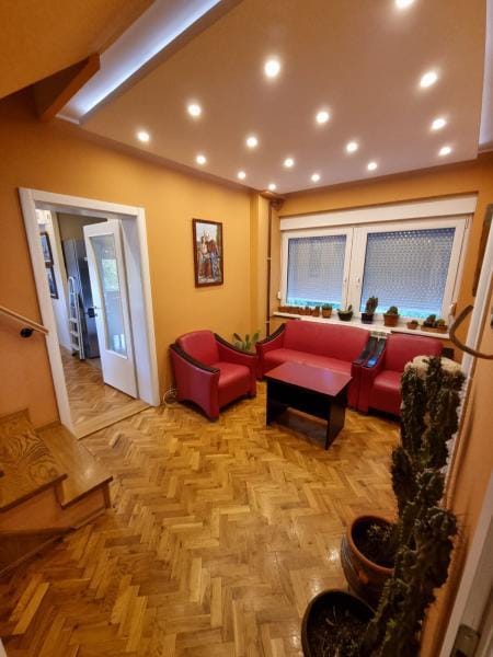 Kuća Izdavanje Novi Sad  160 m2
