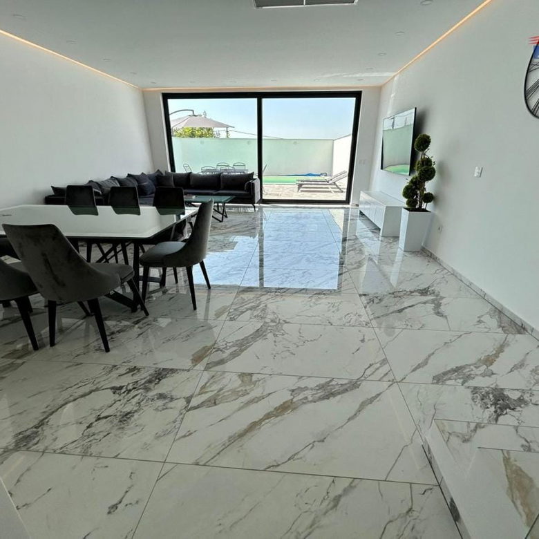 Kuća Izdavanje Novi Sad  180 m2
