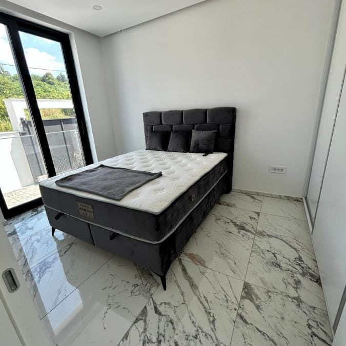 Kuća Izdavanje Novi Sad  180 m2