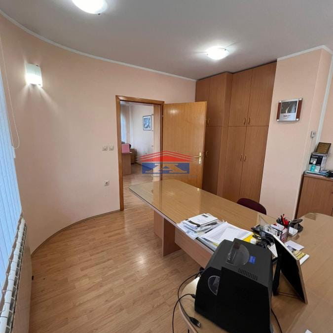 Lokal Izdavanje Novi Sad  180 m2