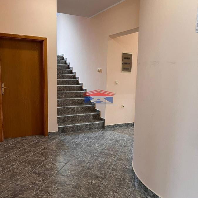 Lokal Izdavanje Novi Sad  180 m2