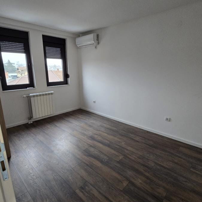 Lokal Izdavanje Novi Sad  230 m2