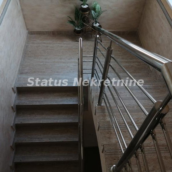 Lokal Izdavanje Novi Sad  300 m2