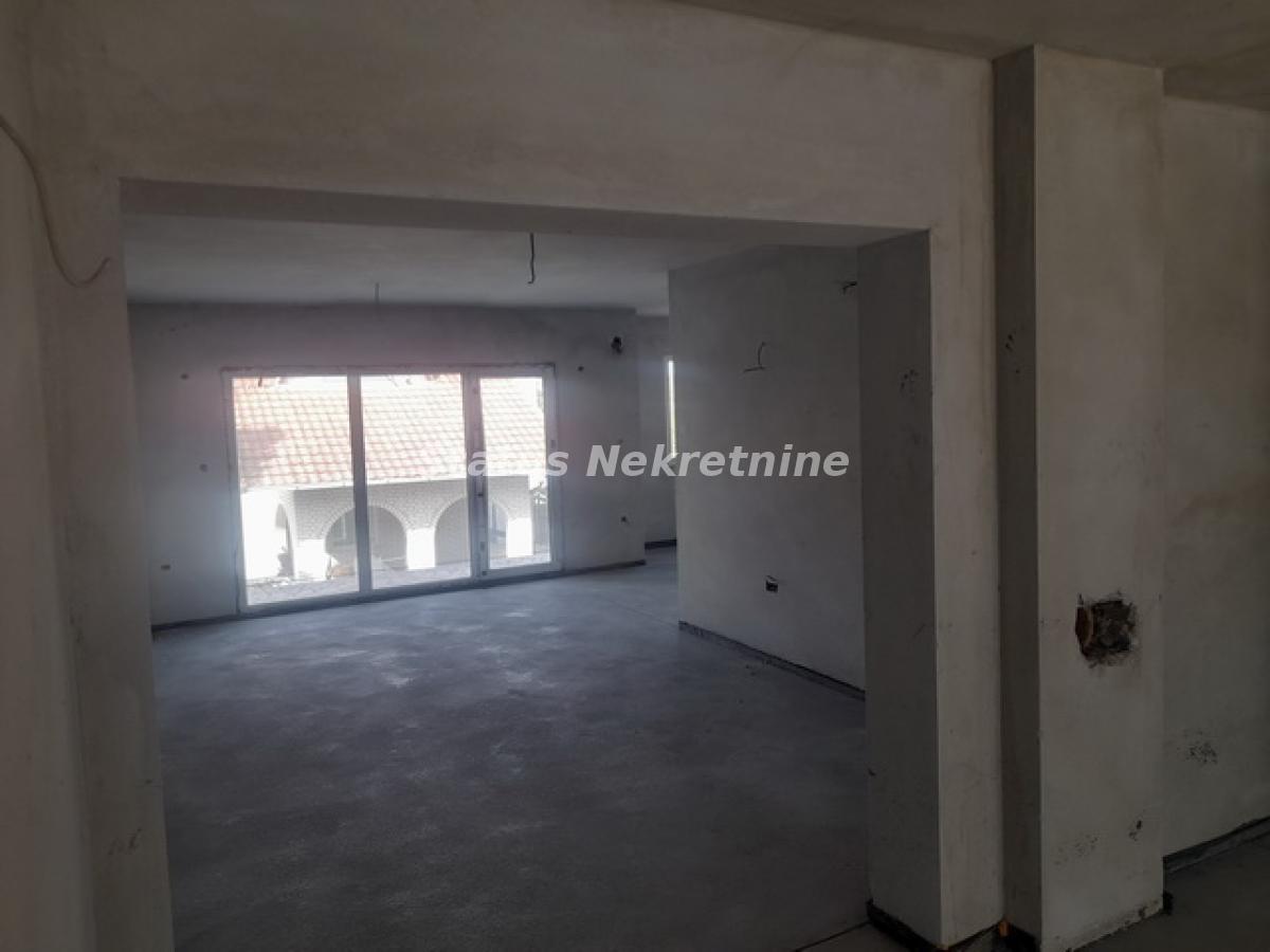 Lokal Izdavanje Novi Sad  200 m2