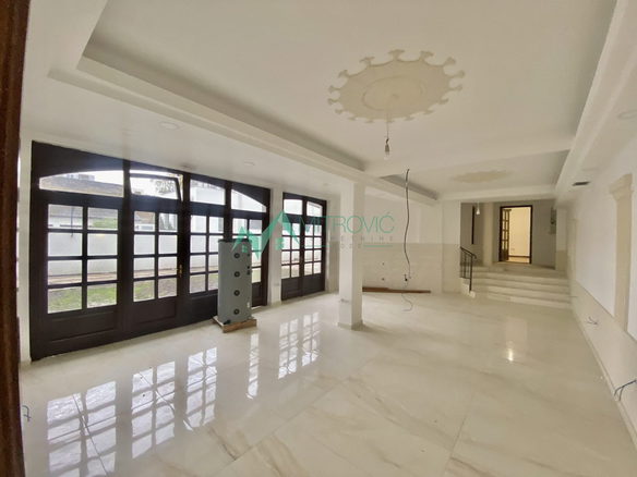 Lokal Prodaja Novi Sad  1000 m2