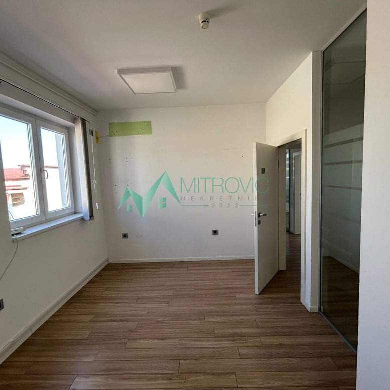 Lokal Prodaja Novi Sad  290 m2