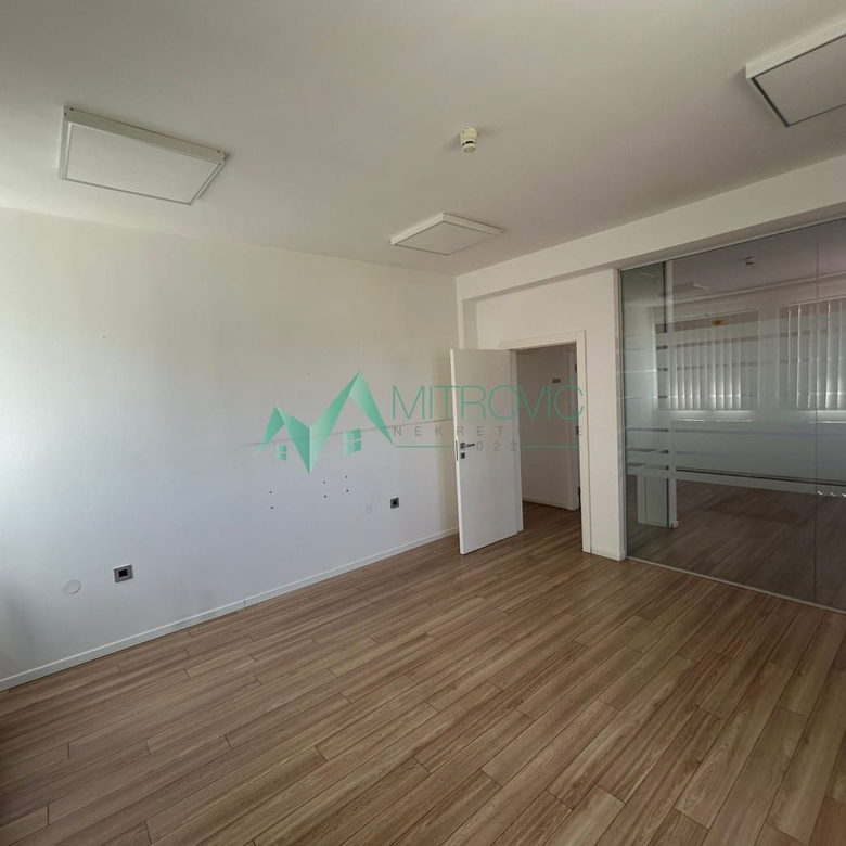 Lokal Prodaja Novi Sad  290 m2