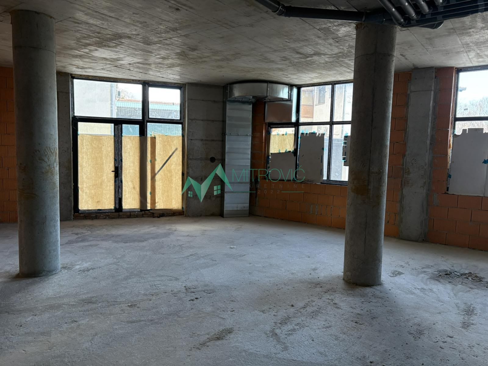 Lokal Prodaja Novi Sad  327 m2