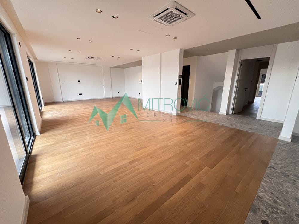 Stan Prodaja Novi Sad  210 m2