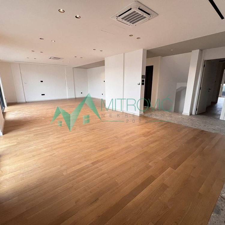 Stan Prodaja Novi Sad  210 m2