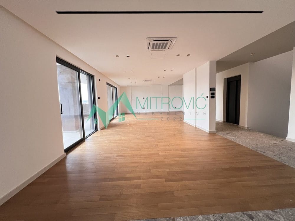 Stan Prodaja Novi Sad  210 m2