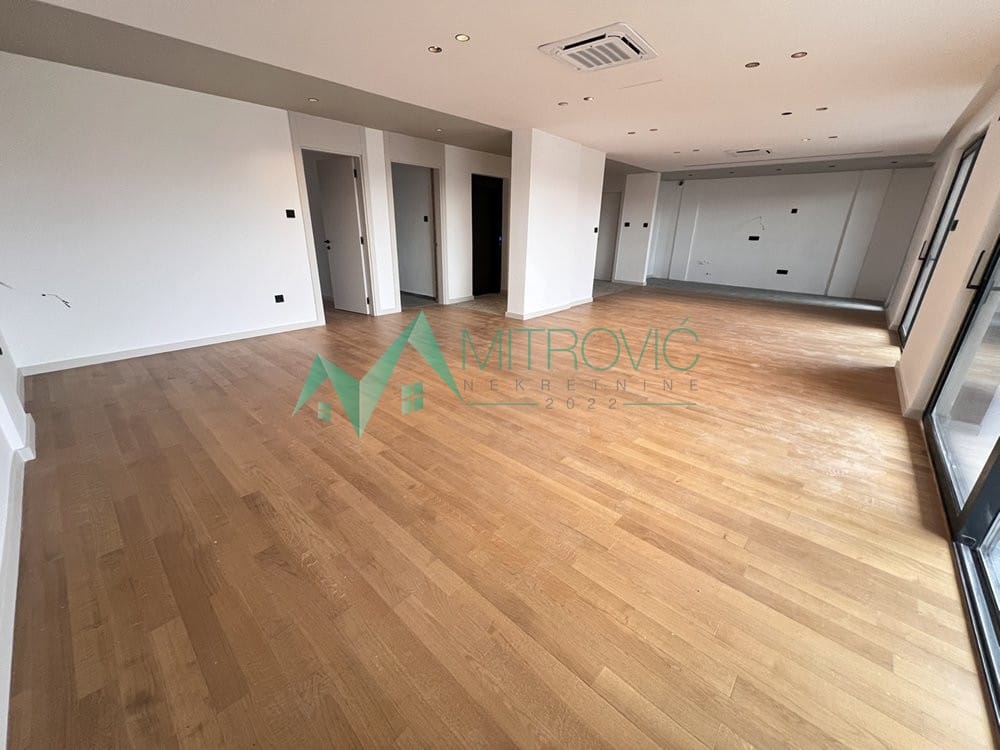 Stan Prodaja Novi Sad  210 m2