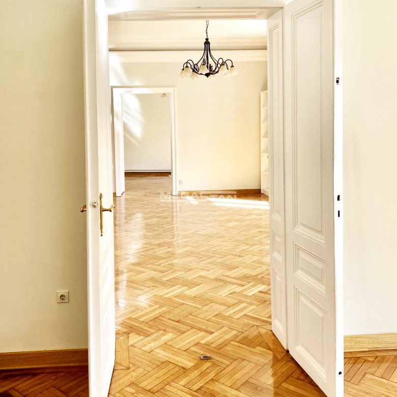 Višesoban stan na prodaju, Knez Mihailova, Beograd, 239m², 950.000 €