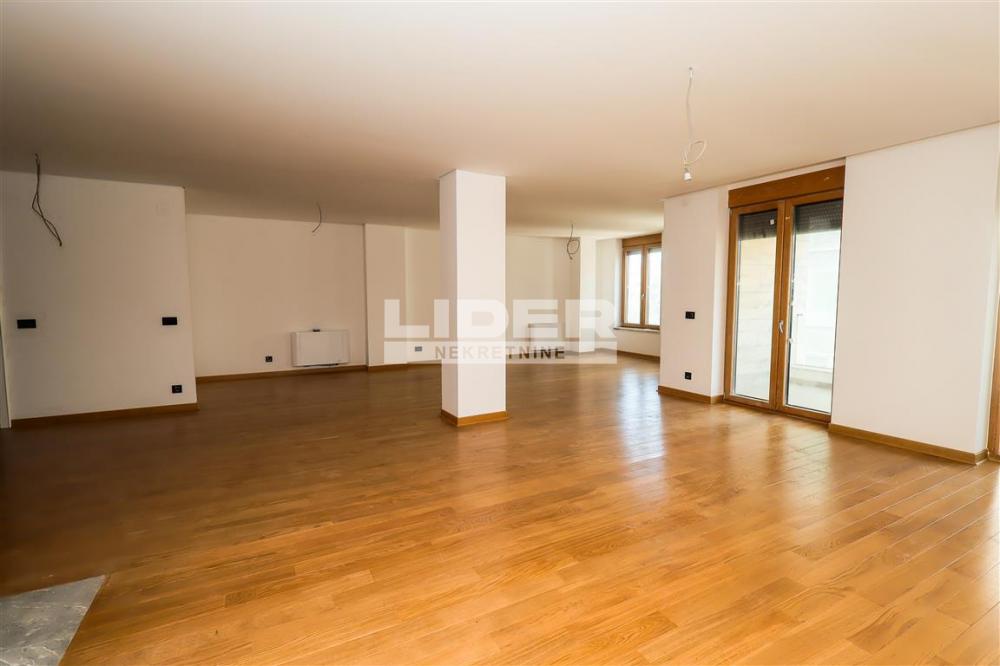 Četvorosoban stan za izdavanje, Hram Svetog Save, Beograd, 261m², 4.400 €/mes