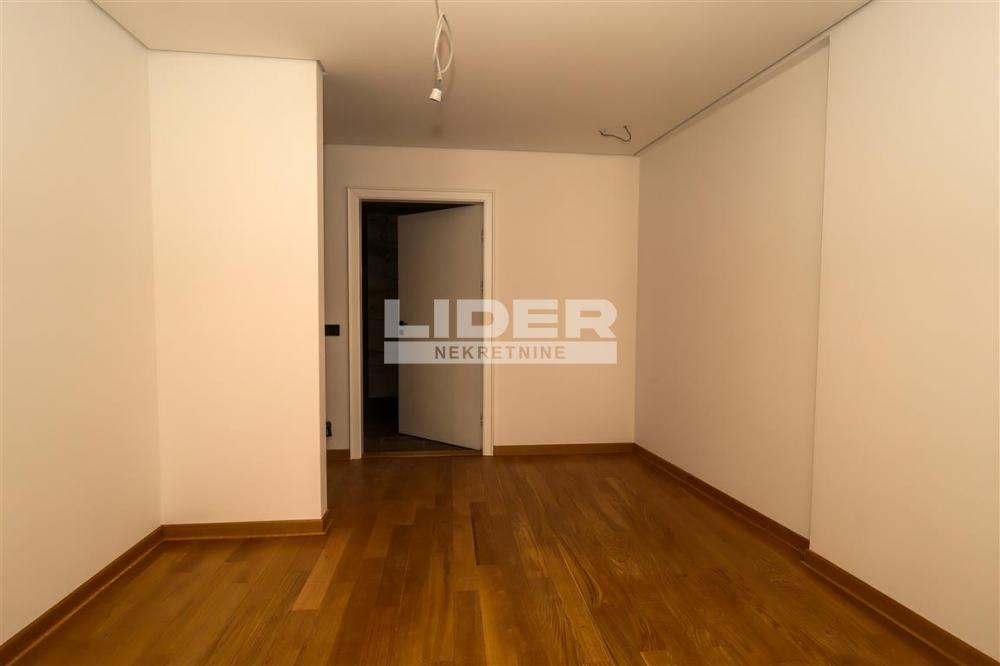 Četvorosoban stan za izdavanje, Hram Svetog Save, Beograd, 261m², 4.400 €/mes