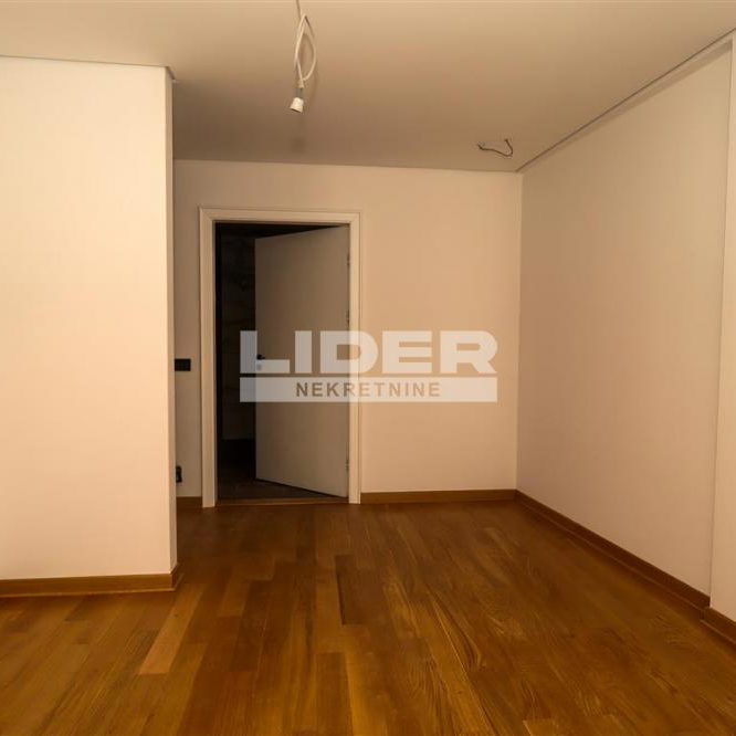 Četvorosoban stan za izdavanje, Hram Svetog Save, Beograd, 261m², 4.400 €/mes