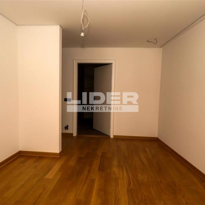 Četvorosoban stan za izdavanje, Hram Svetog Save, Beograd, 261m², 4.400 €/mes