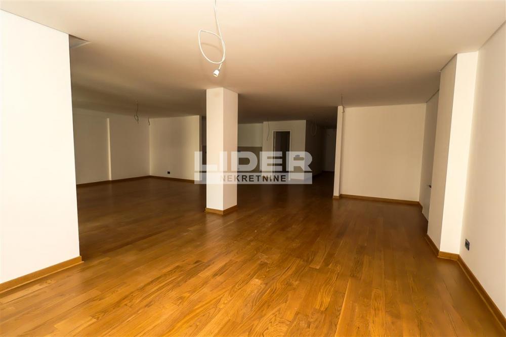 Četvorosoban stan za izdavanje, Hram Svetog Save, Beograd, 261m², 4.400 €/mes