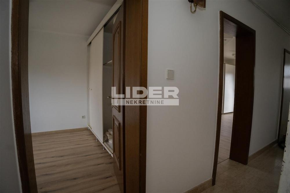 Trosoban stan na prodaju, Borča, Beograd, 111m², 1. sprat, 185.000 €