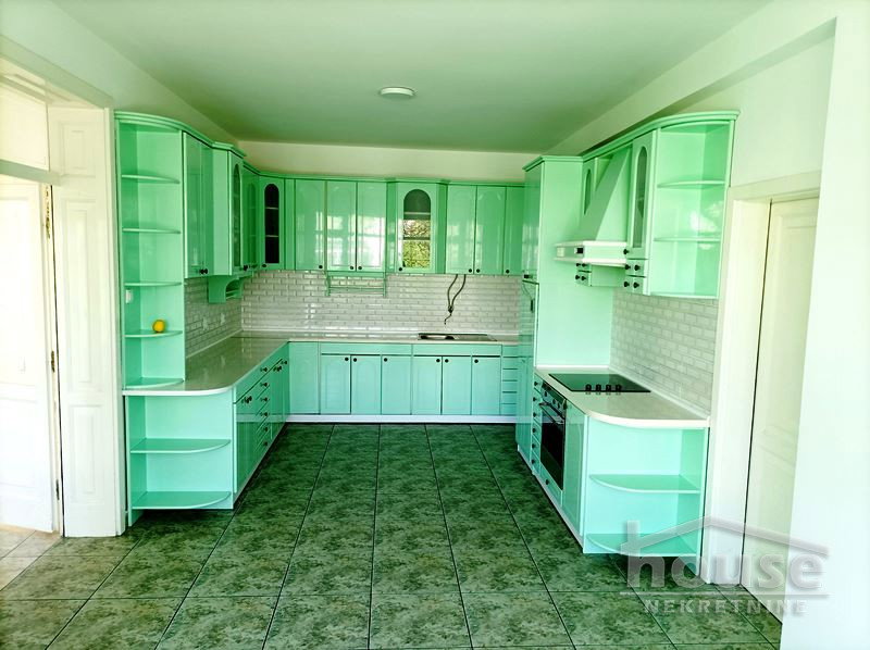 22-6 Kuća za izdavanje, Nova Detelinara, Novi Sad, 300m², 3.800 €/mes