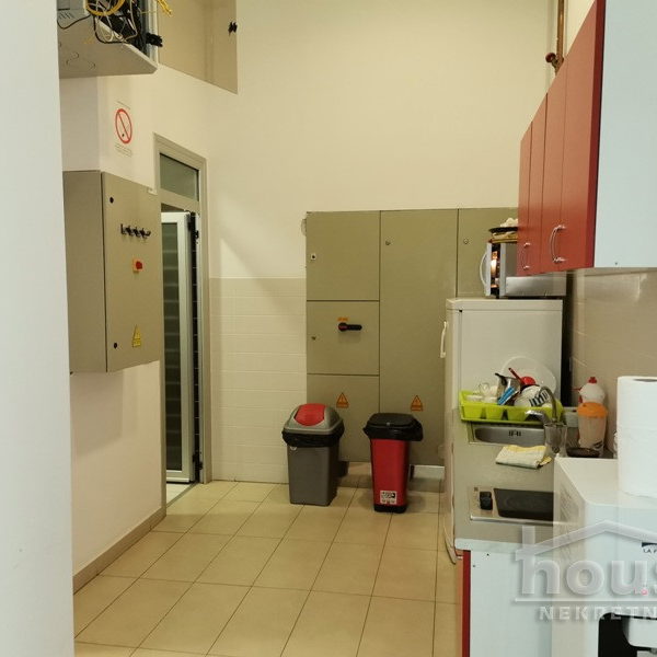 Lokal za izdavanje, Novo Naselje, Novi Sad, 400m², 3.200 €/mes