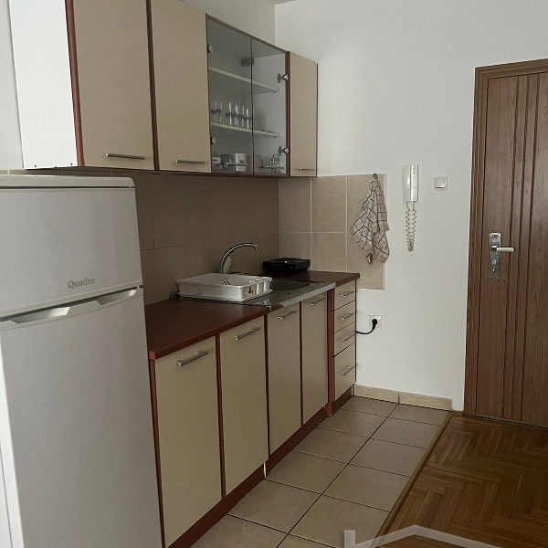 Stan Izdavanje Novi Sad  25 m2
