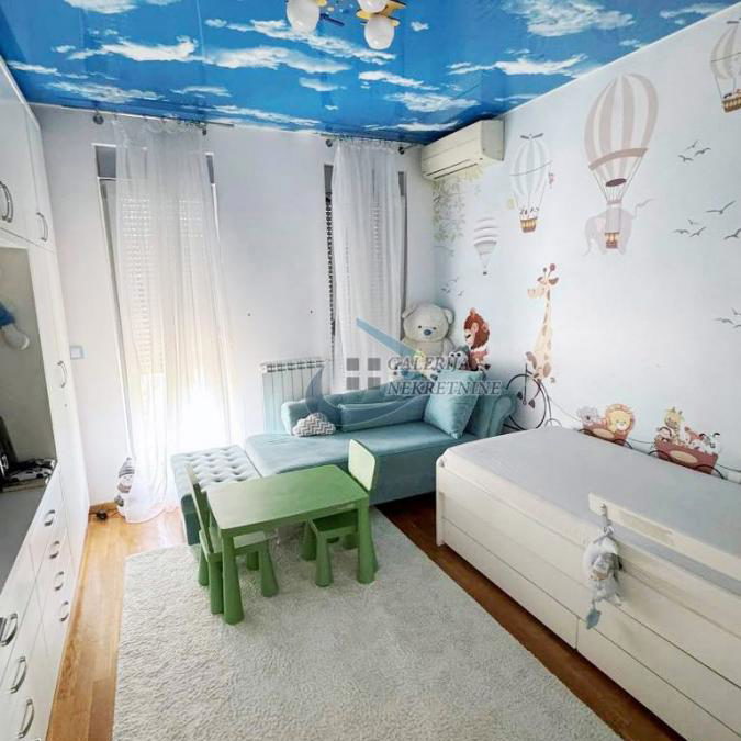 Četvoroiposoban stan na prodaju, Skojevsko Naselje, Beograd, 270m², 580.000 €
