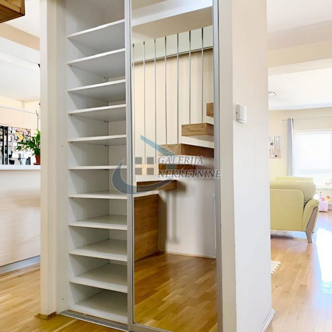 Četvoroiposoban stan na prodaju, Đeram Pijaca, Beograd, 157m², 375.000 €
