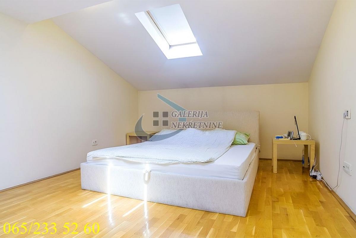 Četvoroiposoban stan na prodaju, Đeram Pijaca, Beograd, 157m², 375.000 €