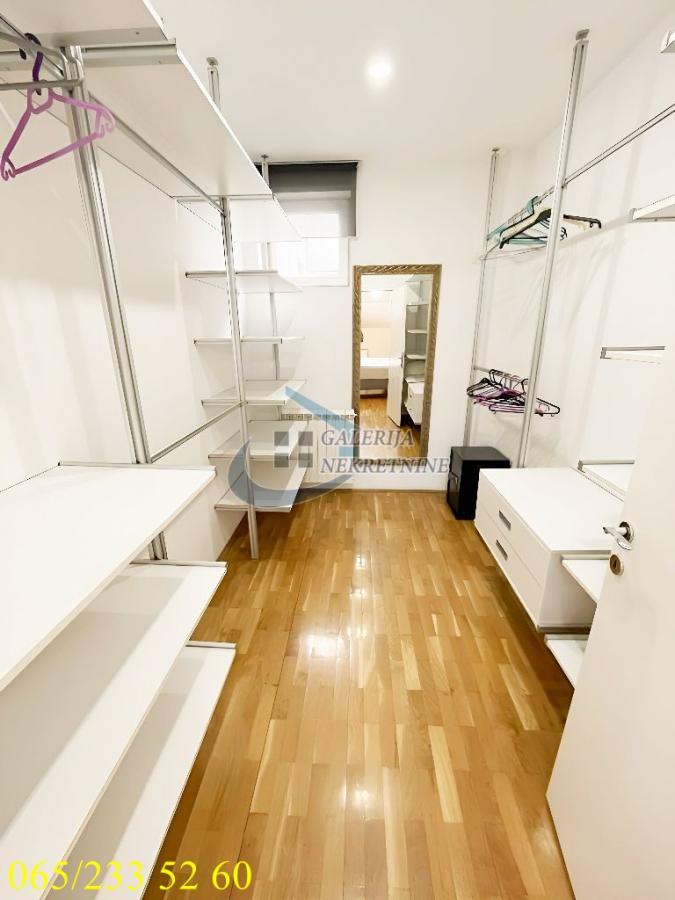 Četvoroiposoban stan na prodaju, Đeram Pijaca, Beograd, 157m², 375.000 €