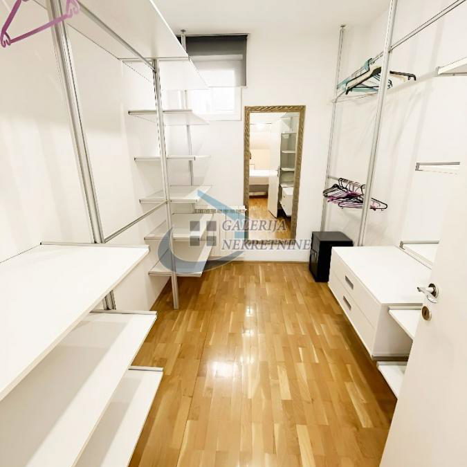 Četvoroiposoban stan na prodaju, Đeram Pijaca, Beograd, 157m², 375.000 €