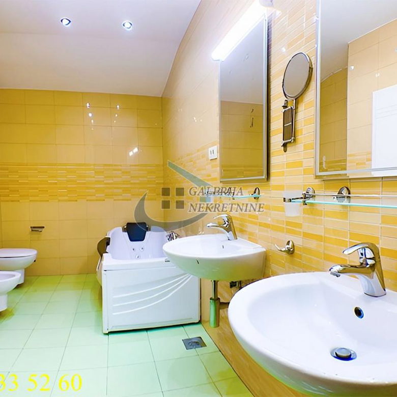 Četvoroiposoban stan na prodaju, Đeram Pijaca, Beograd, 157m², 375.000 €