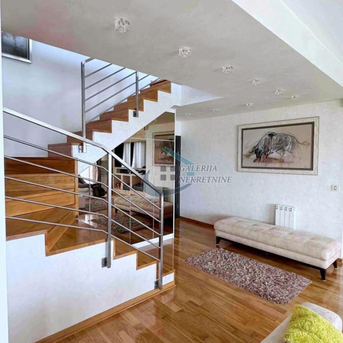 Četvoroiposoban stan na prodaju, Skojevsko Naselje, Beograd, 270m², 580.000 €