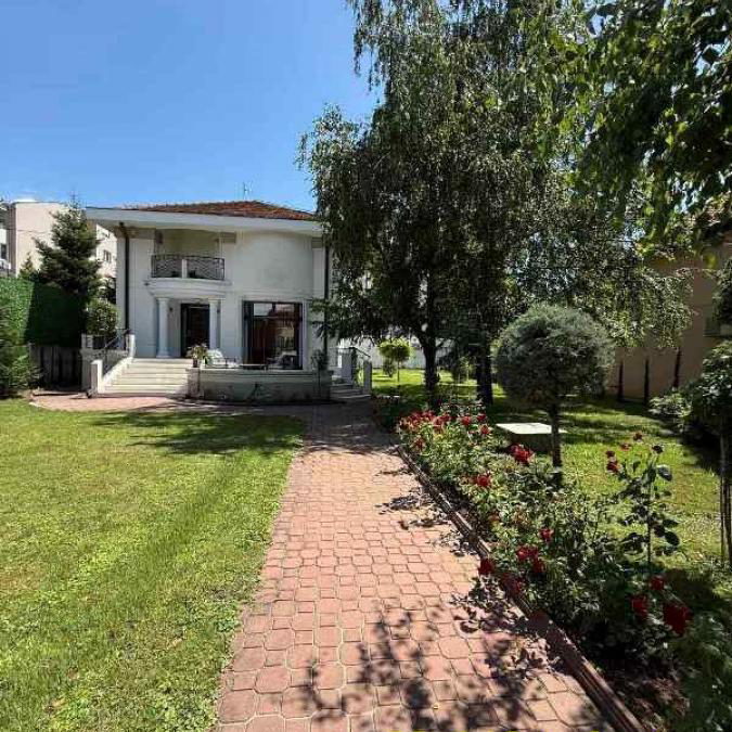 Kuća za izdavanje, FON, Beograd, 312m², 4.000 €/mes