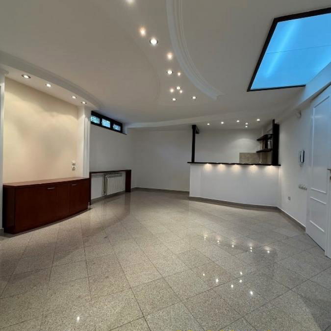 Kuća za izdavanje, FON, Beograd, 312m², 4.000 €/mes