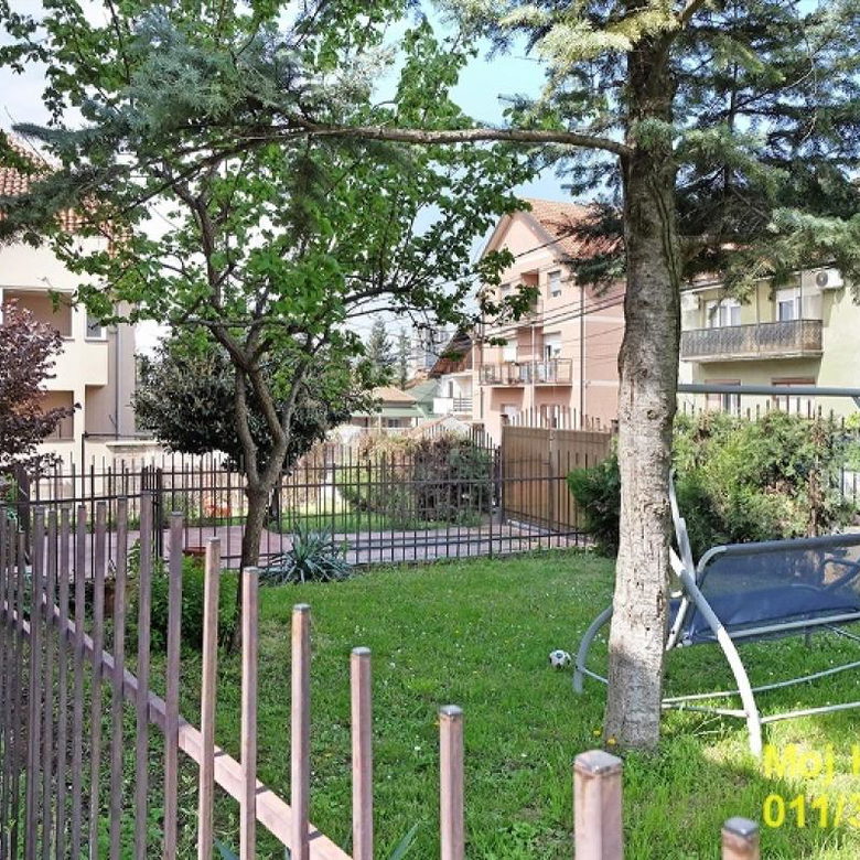 Kuća na prodaju, TC Stadion, Beograd, 250m², 500.000 €