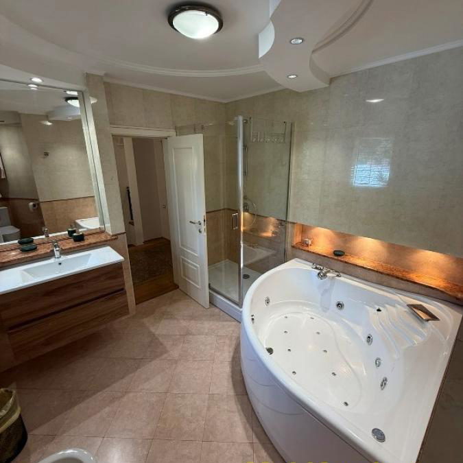 Kuća za izdavanje, FON, Beograd, 312m², 4.000 €/mes