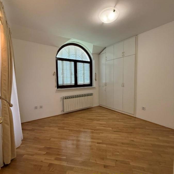 Kuća za izdavanje, FON, Beograd, 312m², 4.000 €/mes