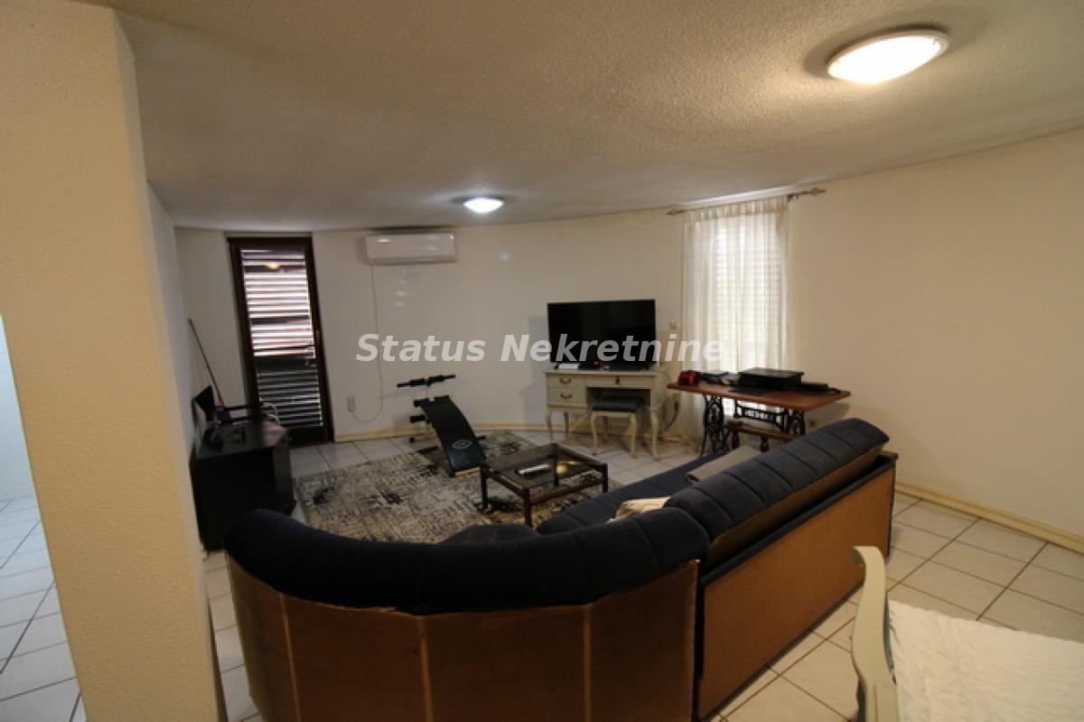 Kuća na prodaju, Sremska Mitrovica, 416m², 380.000 €
