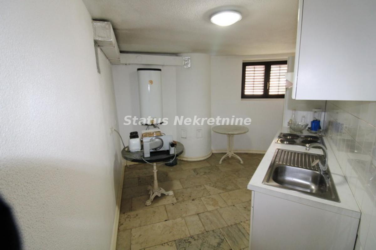 Kuća na prodaju, Sremska Mitrovica, 416m², 380.000 €