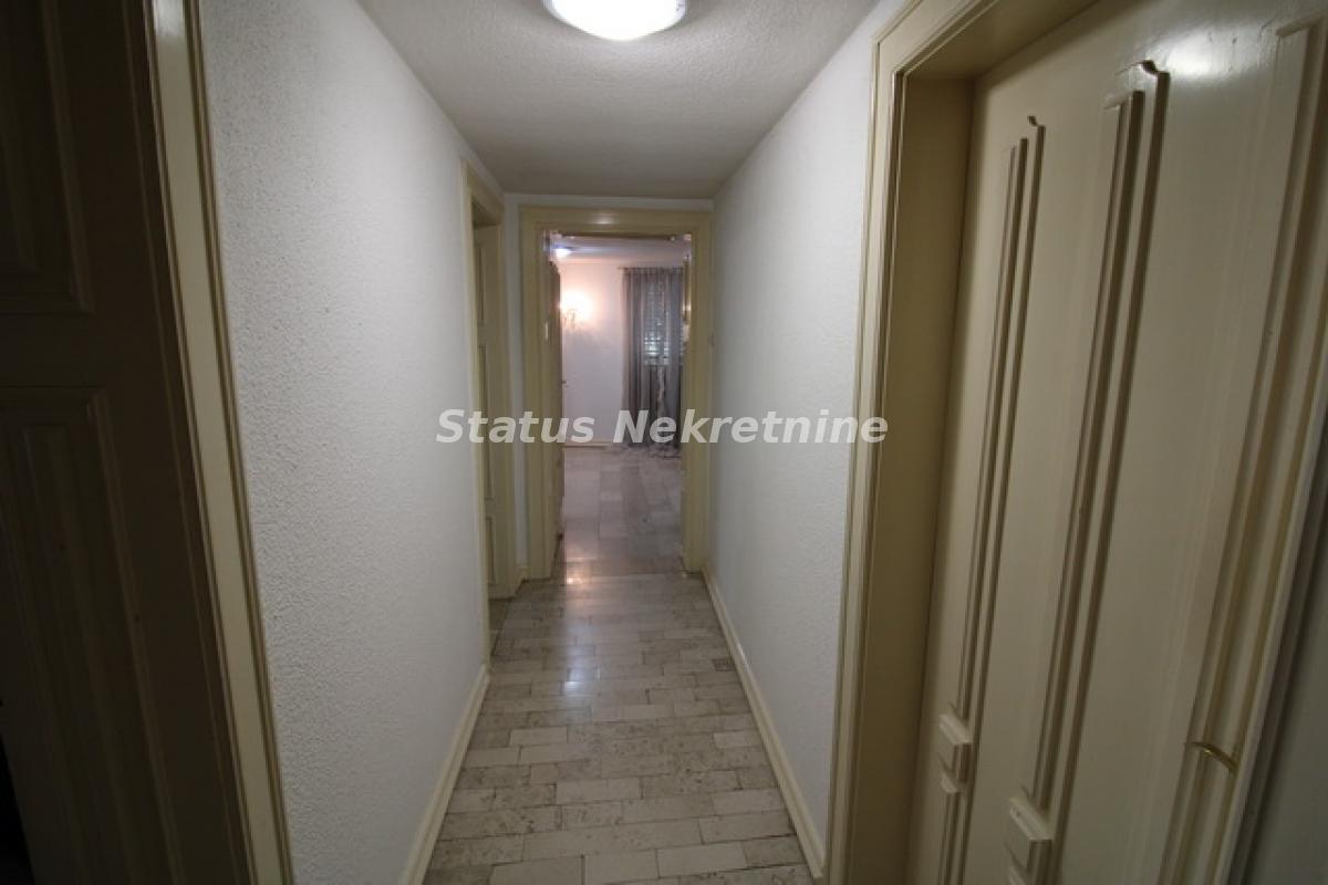 Kuća na prodaju, Sremska Mitrovica, 416m², 380.000 €