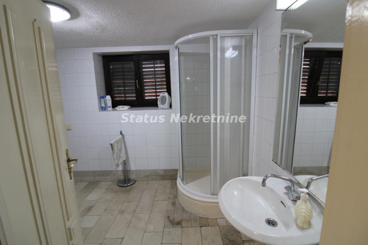 Kuća na prodaju, Sremska Mitrovica, 416m², 380.000 €