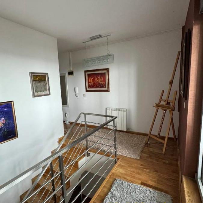 Stan Prodaja Beograd Skojevsko Naselje 270 m2