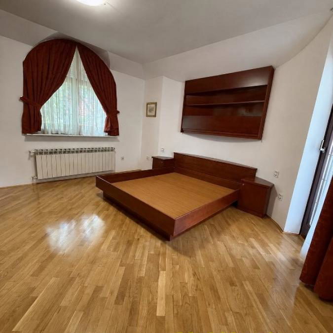 Kuća Izdavanje Beograd Fon 312 m2