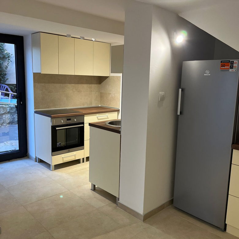 Kuća za izdavanje, Čardak, Novi Sad, 247m², 1.700 €/mes