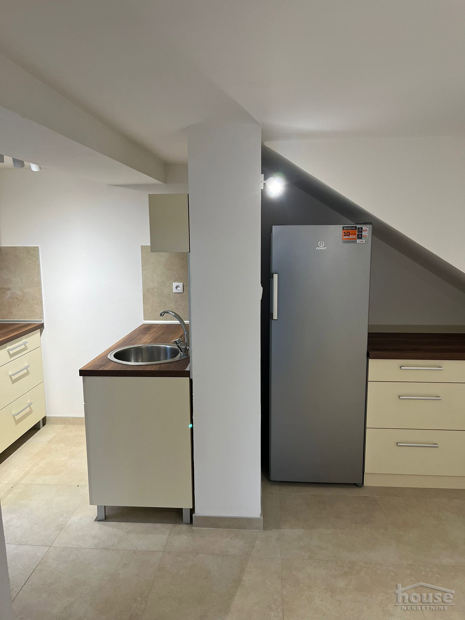 izdavanje-Cardak-9117331-uqqmc Kuća za izdavanje, Čardak, Novi Sad, 247m², 1.700 €/mes